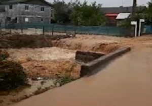 جاری شدن سیل در روستای "چکوچه پشت پایین" + فیلم