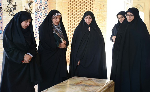 بازدید بانوان فعال استان یزد از گنجینه ایثار و شهادت اردکان +تصویر