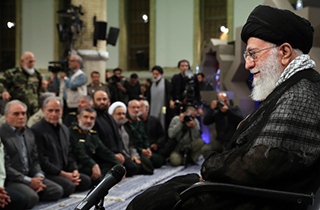 خاطره گویی رزمندگان و هنرمندان در دیدار با رهبر انقلاب + فیلم