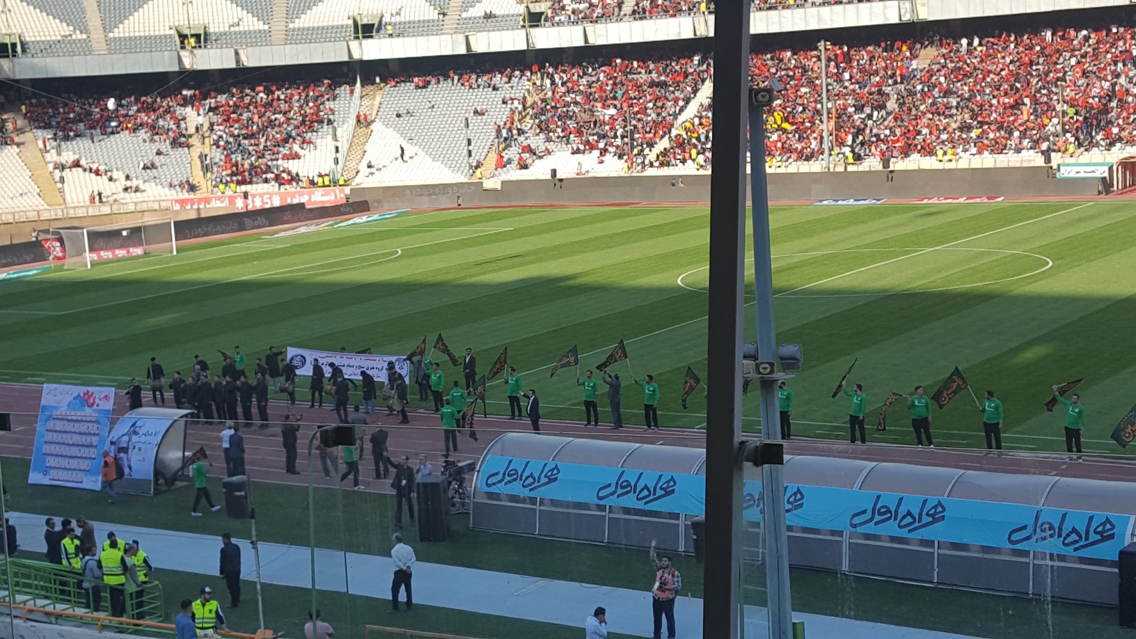 لحظه به لحظه با حاشیههای پیش از دیدار تیمهای استقلال و پرسپولیس + تصاویر لحظه به لحظه با حاشیههای پیش از دیدار تیمهای استقلال و پرسپولیس + تصاویر