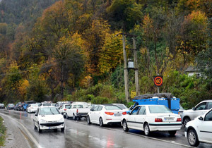 برخی جاده‌های مازندران بارانی همراه با ترافیک سنگین