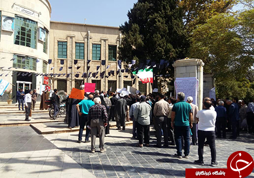 تجمع عده ای از شهروندان در میدان شهرداری در پی نصب بنر