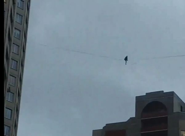 صحنه ای وحشتناک از بندبازی در طوفان +فیلم