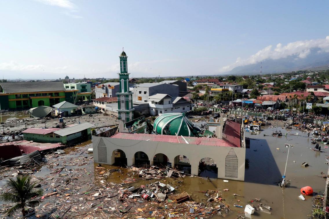 هجوم مردم اندونزی به فروشگاهها به دلیل کمبود غذا/ دفن گروهی قربانیان+ تصاویر هجوم مردم اندونزی به فروشگاهها به دلیل کمبود غذا/ دفن گروهی قربانیان+ تصاویر