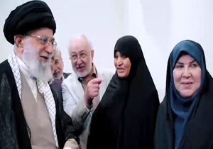 لحظاتی از دیدار نویسنده و&zwnj; راوی کتاب فرنگیس با رهبرانقلاب +فیلم