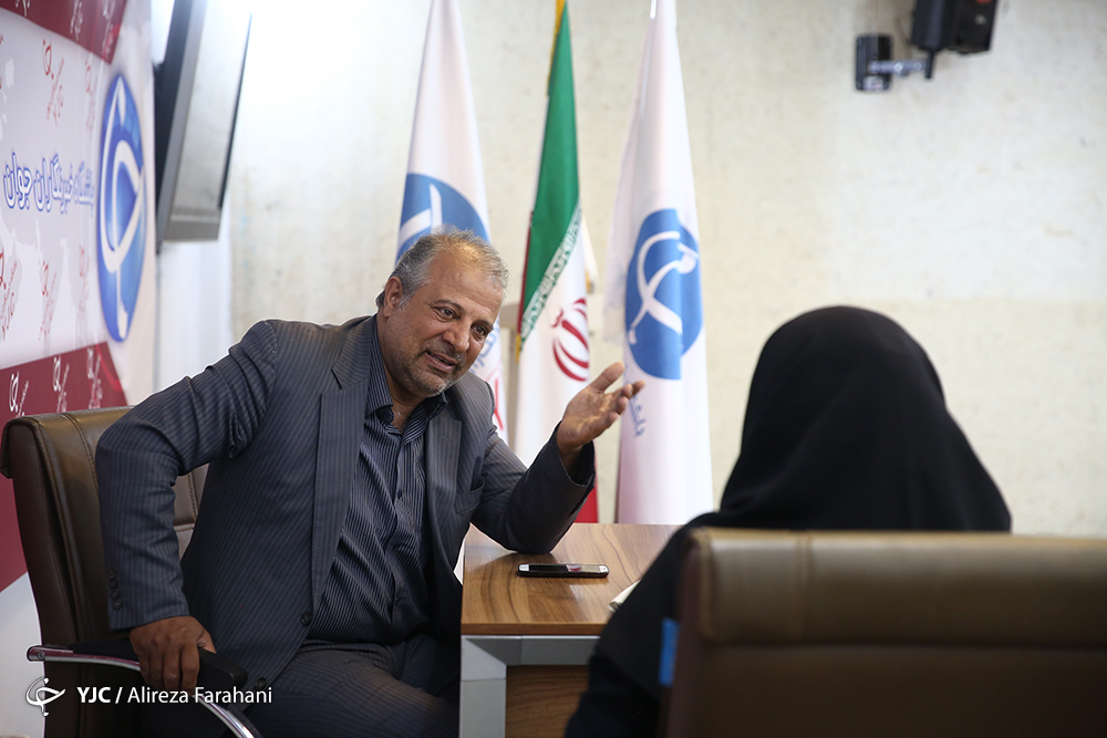 عکاسان جوان باید با فضاهای جنگ آشنا شوند/ عکاسی از آخرین وصیت و نمازهای رزمندگان در جبهه
