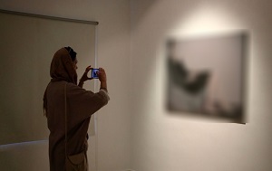 نمایش دختران بی‌حجاب همچنان در گالری‌ها ادامه دارد/ وزارت ارشاد چه نظارتی دارد؟