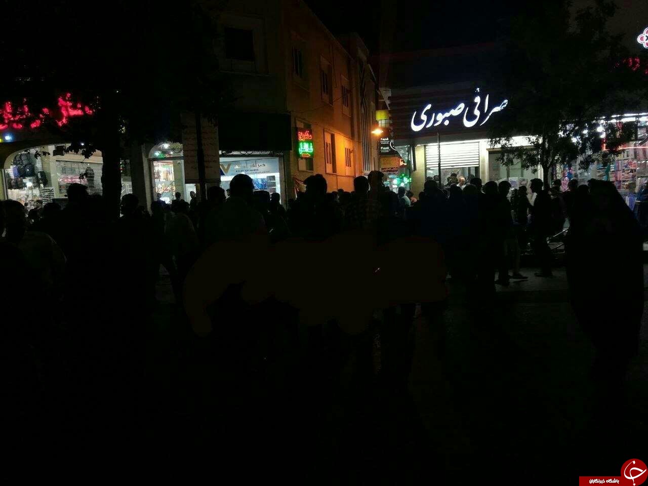 هجوم مردم برای فروش دلار در شهرهای مختلف کشور +تصاویر هجوم مردم برای فروش دلار در شهرهای مختلف کشور +تصاویر