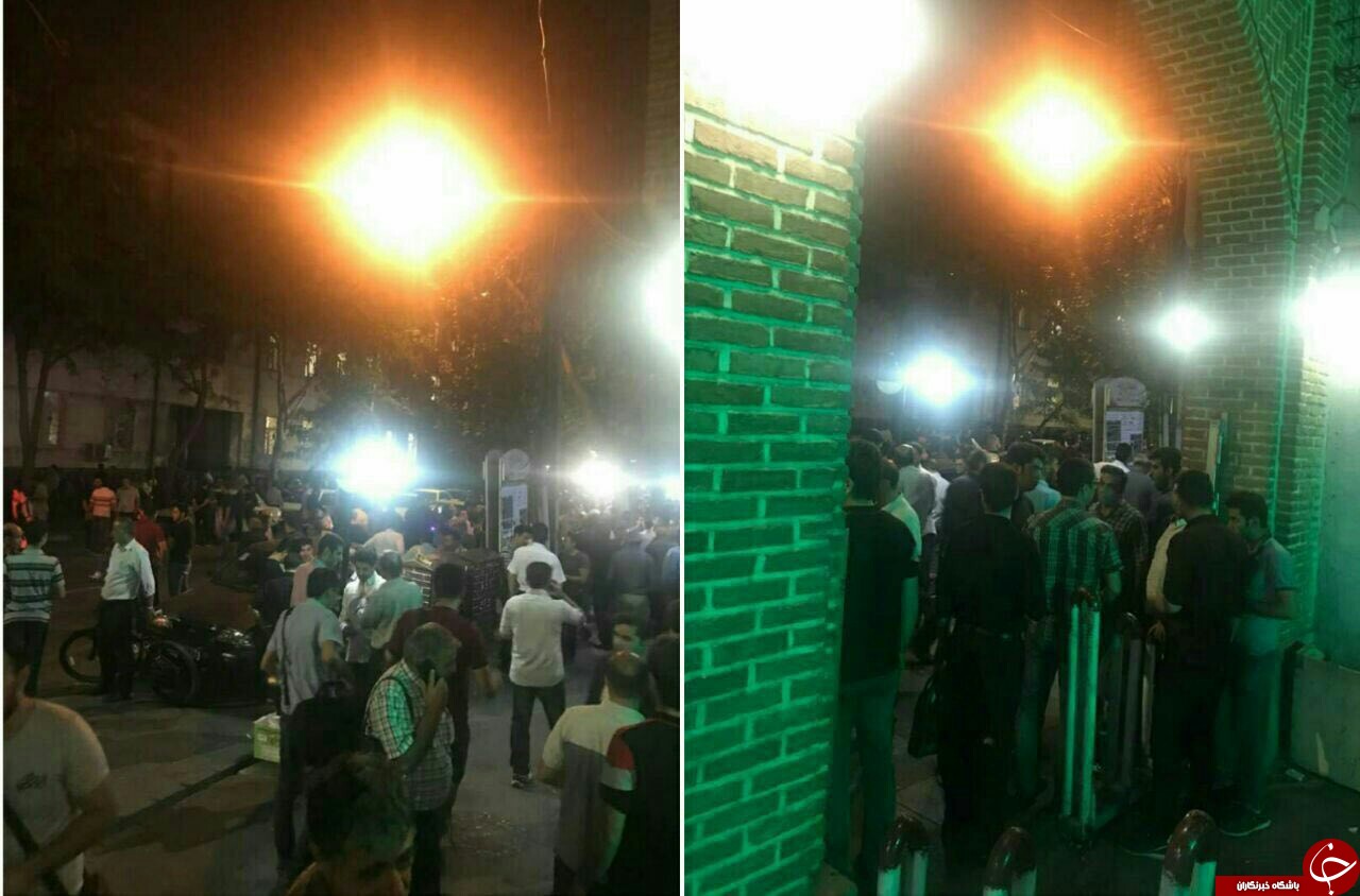 هجوم مردم برای فروش دلار در شهرهای مختلف کشور +تصاویر هجوم مردم برای فروش دلار در شهرهای مختلف کشور +تصاویر