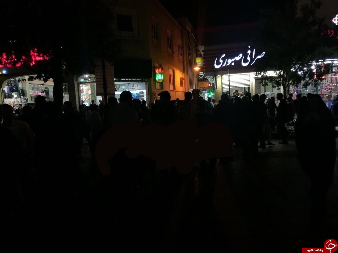 هجوم مردم برای فروش دلار در شهرهای مختلف کشور +تصاویر هجوم مردم برای فروش دلار در شهرهای مختلف کشور +تصاویر