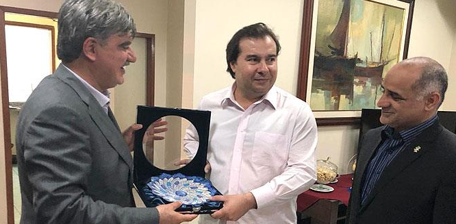 چه لزومی دارد نمایندگان به برزیل بروند و لباس ورزشی بپوشند؟