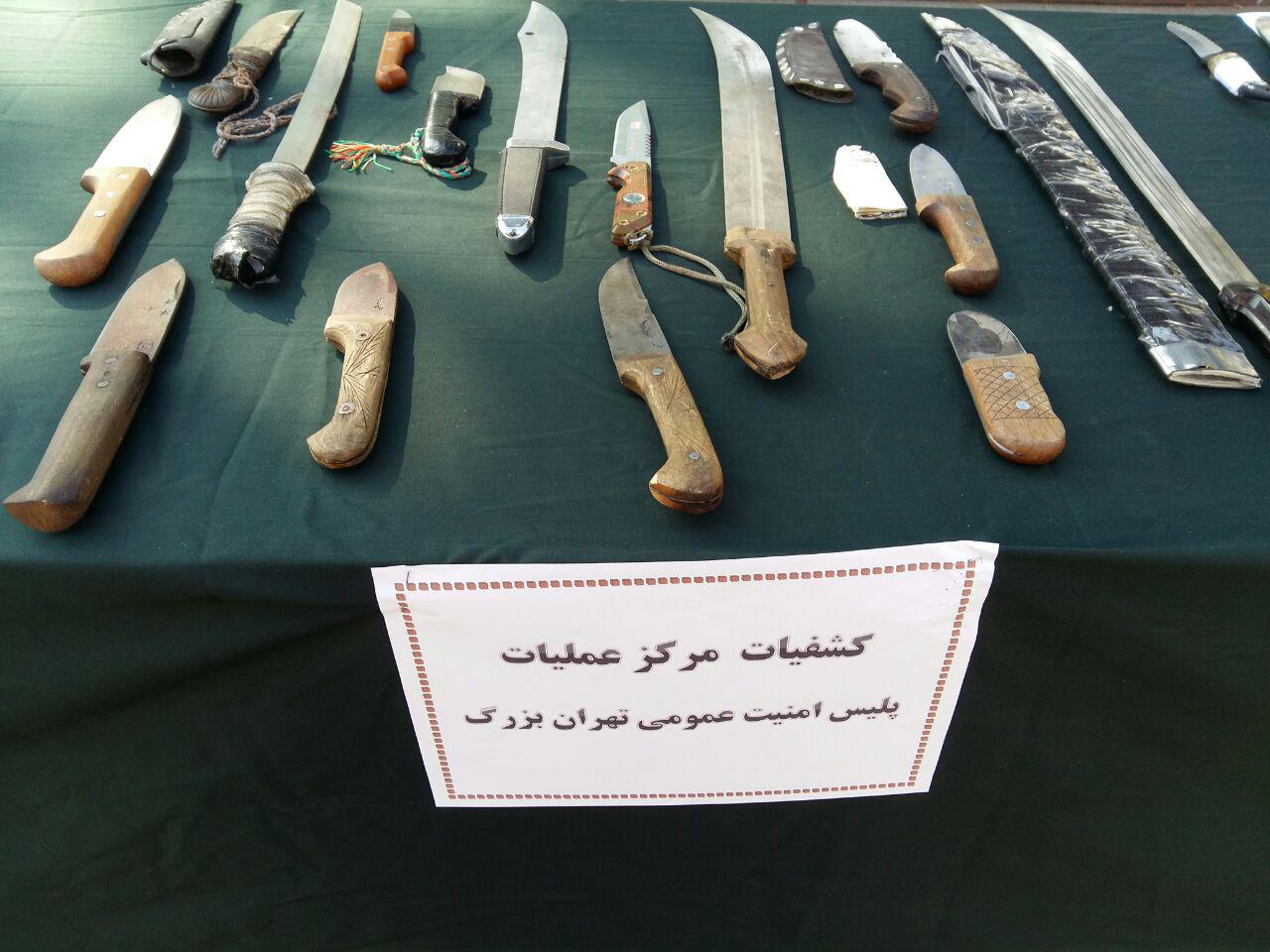 دستگیری ۲۴۰ نفر از اراذل و اوباش تهران به همراه سلاح گرم/ جمع آوری ۳۳۳ هزار جلد کتاب غیرمجاز