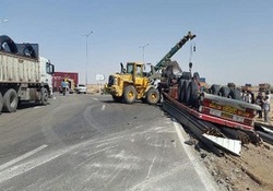 واژگونی کامیون حامل بار سیب زمینی پس از برخورد با عابر پیاده در محور زنجان - خرمدره