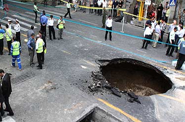 فرونشست دوباره زمین در محدوده بازار تهران/ توصیه پلیس راهور برای استفاده از مترو