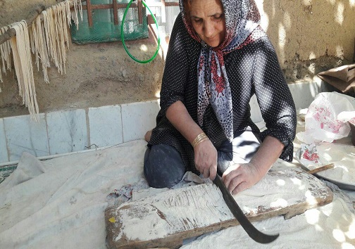بوی رشته محلی درکوچه پس کوچه&zwnj;های شهرستان هوراند/ اَریشته نام یکی از غذا&zwnj;های محلی