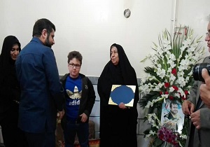 حضور استاندار خوزستان در منزل شهید امید فرجی زنگنه