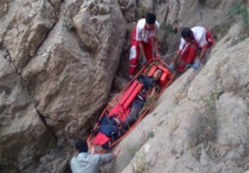 حمله گوزن به پارک بان&zwnj;ها/ نجات ۵ کوهنورد گم شده /جولان کالا و اجناس مشابه خارجی در بازار صنایع دستی