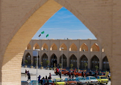 نمایش خودرو های کلاسیک در میدان امام  علی (ع)+تصاویر