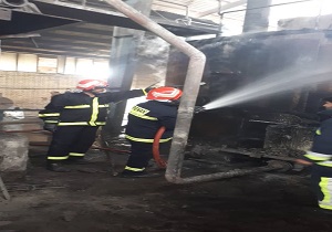 آتش سوزی در شرکت سفید بام شهرک صنعتی آبادان