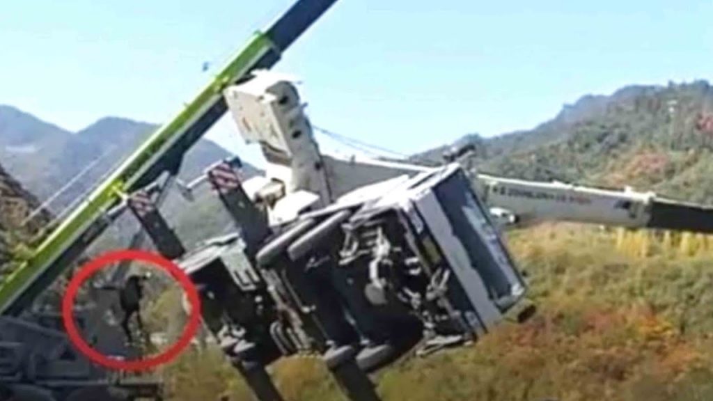 لحظه فرار راننده در حادثه سقوط جرثقیل! + فیلم