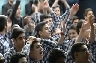 نظر دانش آموزان هنگام مشاهده دیدار پرسپولیس و کاشیما + فیلم