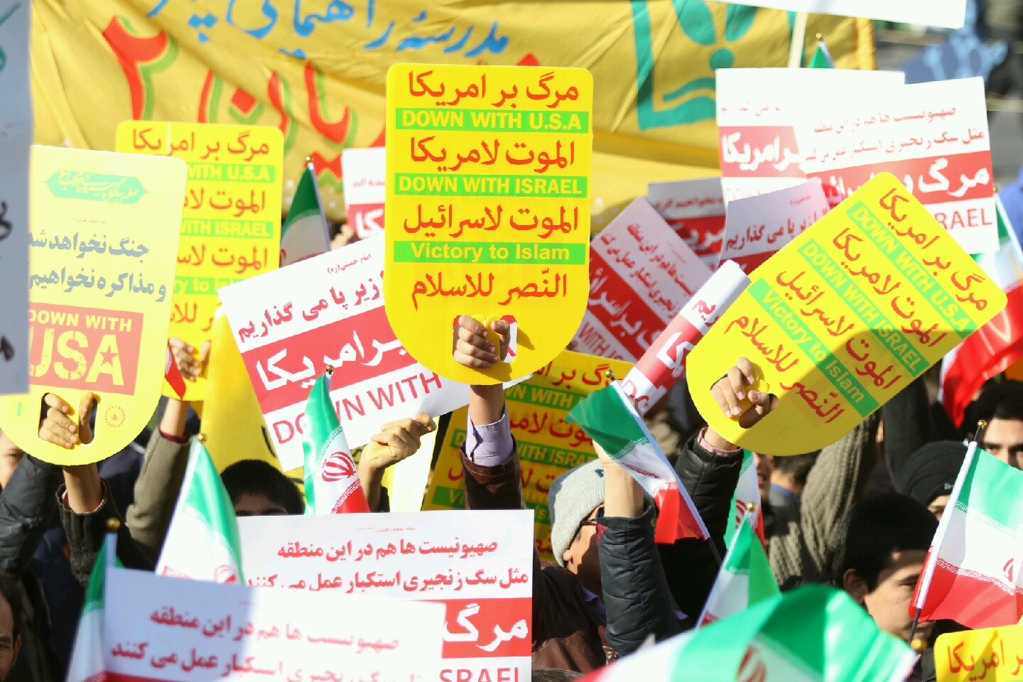 گوشه هایی از حضور پرشور جوانان مشهدی در راهپیمایی ضد استکبار جهانی +تصویر
