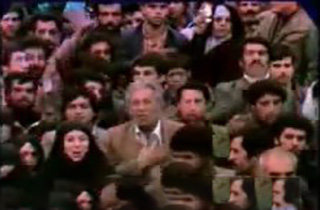 عزاداری حماسی و ضدآمریکایی مردم در عاشورای سال 58 مقابل لانه جاسوسی + فیلم