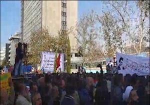 فیملی از راهپیمایی روز 13 آبان در تهران