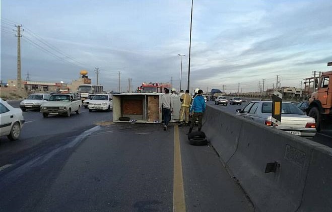 واژگونی خودروی وانت راننده را روانه ی بیمارستان کرد