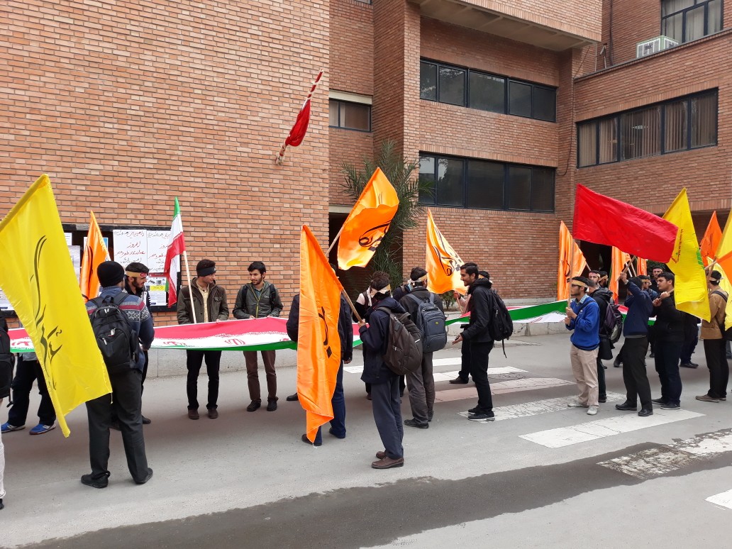 راهپیمایی دانشگاهیان دانشگاه صنعتی شریف آغاز شد
