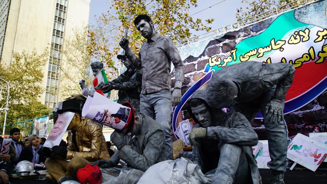 گزارش جالب سی&zwnj;ان&zwnj;ان از راهپیمایی ۱۳ آبان در تهران/ شعار مرگ بر آمریکای دانش&zwnj;آموزان تهرانی به زبان انگلیسی