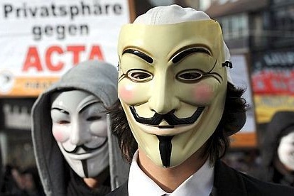 تظاهرات و آتش بازی گروه هکر&zwnj;های ناشناس در لندن