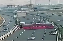 پرت شدن وحشتناک یک مادر و دختر از اتوبوس + فیلم