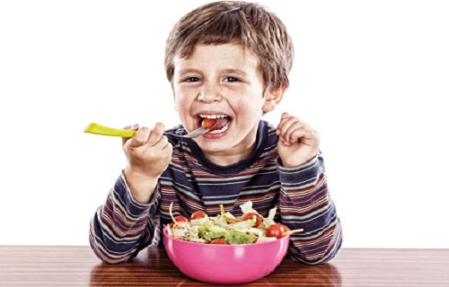 آموزش آداب غذا خوردن به کودکان زیر 2 سال/برای ترغیب کودک به غذاخوردن چه کار کنیم؟