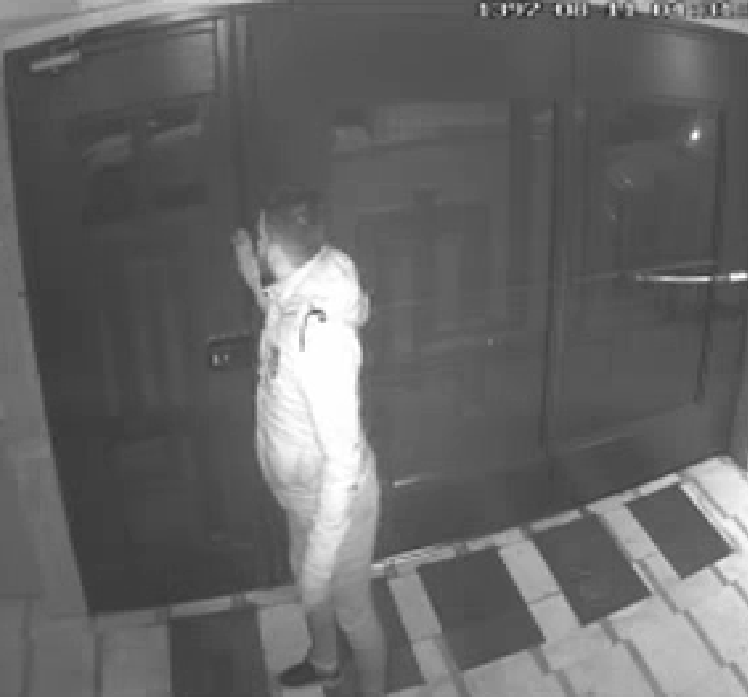 شگرد باور نکردنی یک سارق تهرانی در باز کردن درب اتوماتیک+فیلم
