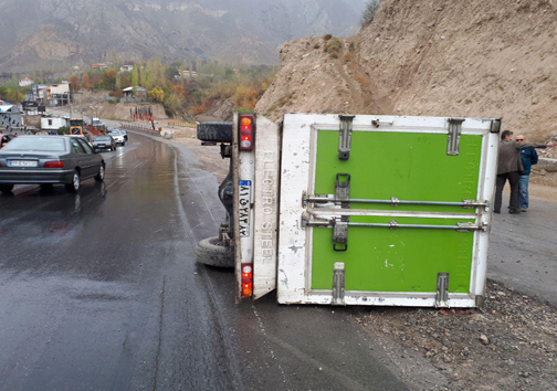 واژگونی خودروی حامل مواد گوشتی در گزنک + تصویر