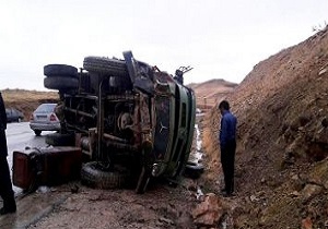 کامیون بنز ۶ تن بر اثر لغزندگی جاده واژگون شد