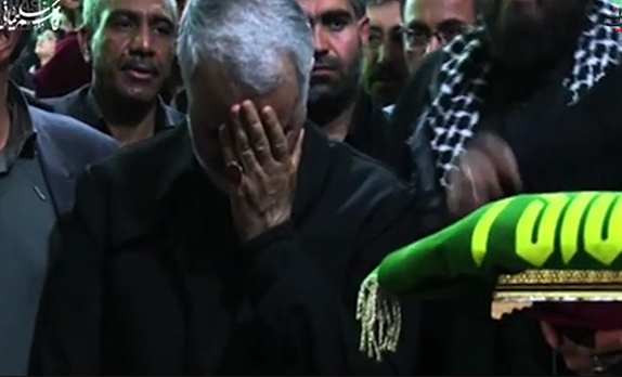 تبرک جستن از پرچم حرم امام رضا علیه&zwnj;السلام+فیلم
