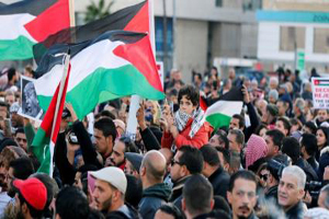 تجمع اعتراض آمیز فلسطینیان در برابر سفارت برزیل در رام الله