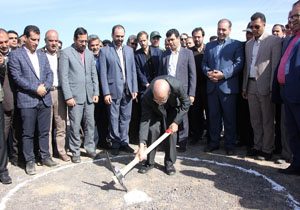کلنگ کارخانه تجهیزات پزشکی در نایین به زمین زده شد
