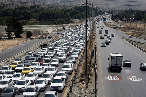 حجم ترافیک در محور های خروجی مشهد نیمه سنگین است