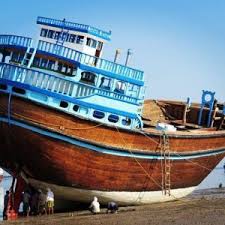 بزرگترین شناور لنج چوبی ایران در بندرکنگ به آب انداخته شد