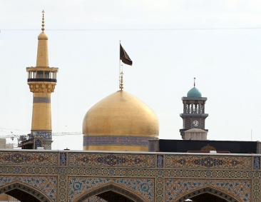 آیین تعویض پرچم گنبد رضوی در سومین روز از ماه ربیع+عکس