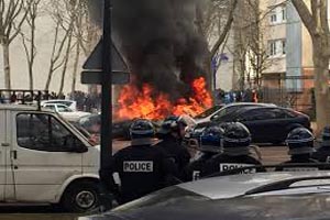 دست کم ۲۱ خودرو در شهر گرونوبل فرانسه به آتش کشیده شد