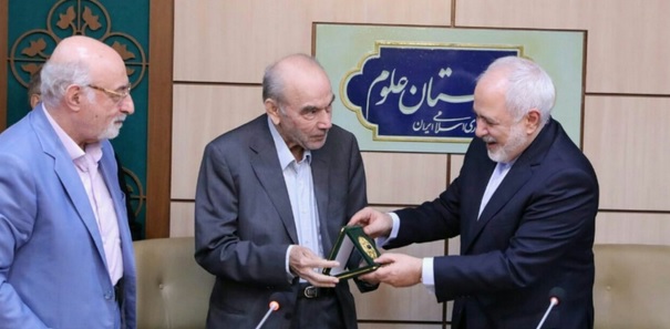 اعطای نشان فرهنگستان علوم جمهوری اسلامی ایران به محمدجواد ظریف