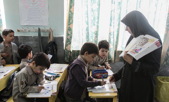دولت لایحه رتبه بندی معلمان را هرچه سریع تر به مجلس ارائه کند/ بارها فریاد زده‌ایم که معلم کارمند نیست