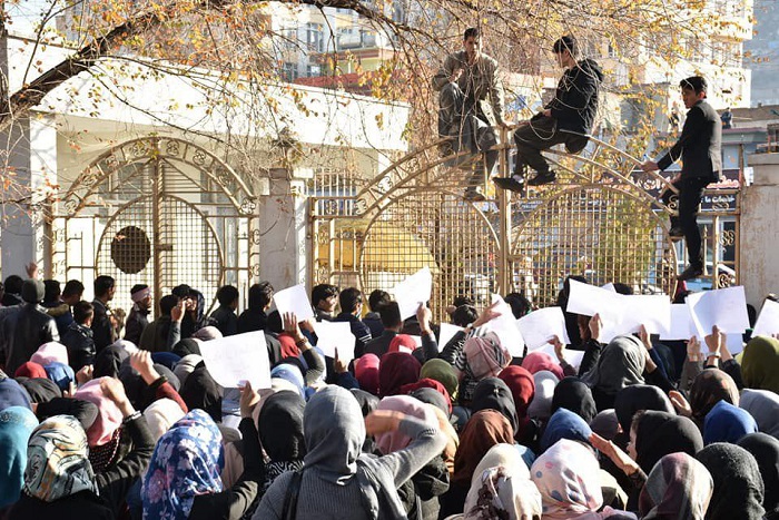 دانشجویان معترض دروازه های دانشگاه های کابل و پلی تخنیک را بستند