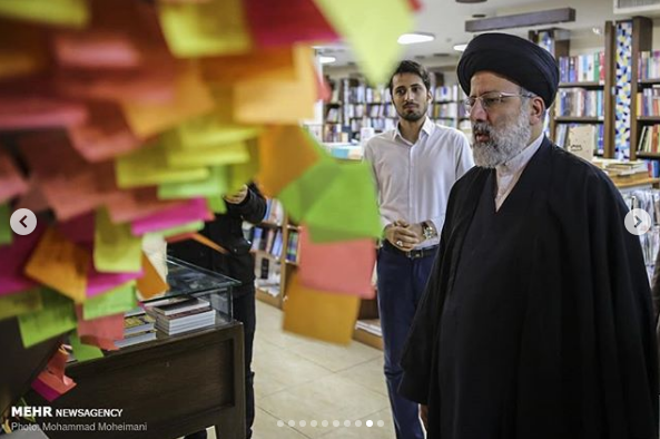 بازدید حجه الاسلام رئیسی از کتابفروشی ها و انتشاراتی های خیابان انقلاب تهران +تصاویر