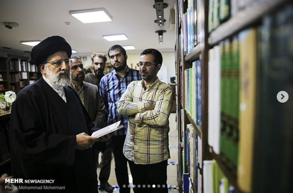 بازدید حجه الاسلام رئیسی از کتابفروشی ها و انتشاراتی های خیابان انقلاب تهران +تصاویر