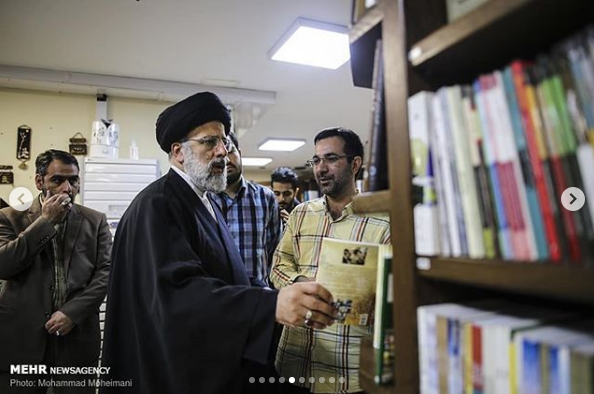 بازدید حجه الاسلام رئیسی از کتابفروشی ها و انتشاراتی های خیابان انقلاب تهران +تصاویر
